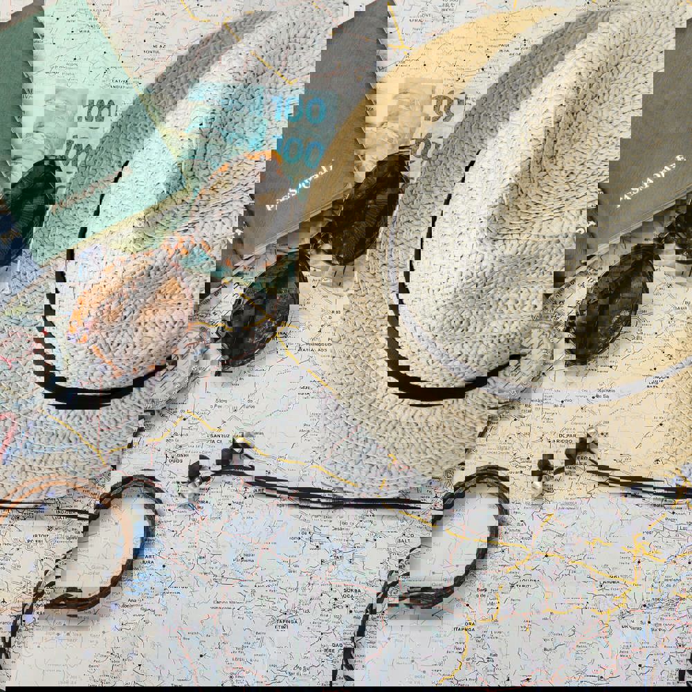 Strohoed met gekleurde band